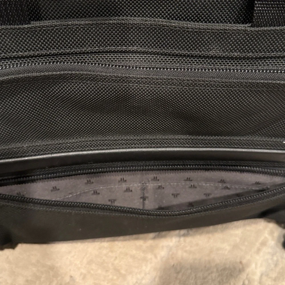 TUMI Slim Deluxe Portfolio Briefcase Computer Bag Black Ballistic Nylon read
